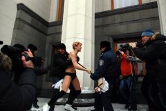 'Четыре кобылы' FEMEN пытались прорваться в Верховную Раду