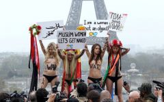 Активистки FEMEN раздели мусульманок в столице, пострадавшей от исламского терроризма, Франции.