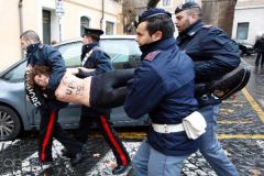 Секстремистки FEMEN сорвали воскресную мессу Папы в Ватикане