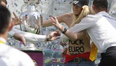 В Днепропетровске активистка FEMEN Инна Шевченко и журналистка международного издания Marie Claire Эмма Аелс атаковали топлес главный трофей Евро 2012