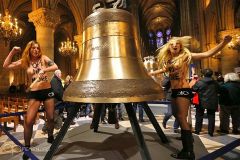 Cекстремистки FEMEN France сыграли похоронный марш папе римскому на колоколах цитадели католицизма Нотр Дам де Пари