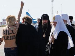 Во время визита патриарха Кирилла активистка FEMEN выбежала на взлетную полосу с призывом Kill Kirill