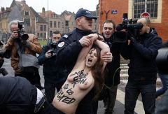 FEMEN Protest Strauss Kahn 2