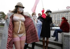 Zdjęcie numer 2 W galerii Ukraińskie feministki protestują przeciw grypie