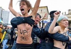 Секстремистки FEMEN сорвали воскресную мессу Папы в Ватикане 2
