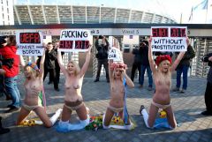 Femen   против футбольного секс туризма