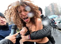 Тунисские активисты поддерживает FEMEN, показывая их груди на интернете