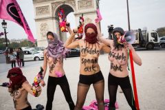Femen оголились в центра Парижа в знак протеста против 'Исламского государства'