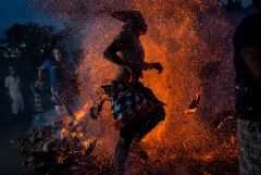 Новогодний индусский праздник Isakawarsa 'Day Of Silence' New Year 2016 на острове Бали, fire ritual On The Eve Of Nyepi 2