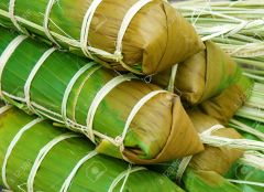 Новый 2016 год во Вьетнаме, Vietnamese Lunar New Year Festival Tết Nguyên Đán In Hanoi,  food make from glutinous rice, meat, green bean, cover By banana leaf, Tie By bamboo rope
