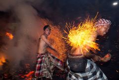 Новогодний индусский праздник Isakawarsa 'Day Of Silence' New Year 2016 на острове Бали, fire ritual On The Eve Of Nyepi