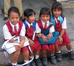 Новогодний индусский праздник Isakawarsa 'Day of Silence' New Year 2016 на острове Бали, дети - школьницы.jpg