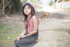 Новогодний фестиваль Хмонгов в Лаосе, hmong people's New year In Laos 2016. девочка на дороге