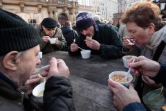 Восемьдесят процентов россиян либо бедные, либо нищие, либо занимают промежуточное положение