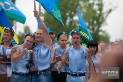 В некоторых городах России 2 августа даже отключают городские фонтаны, дабы пьяным десантникам было негде купаться