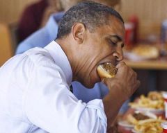 Обама поедает гамбургер