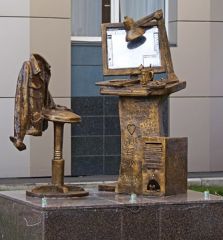 памятник дизайнеру в Красноярске