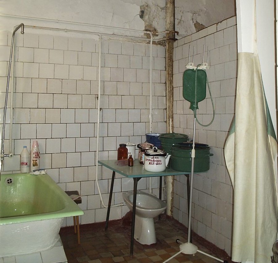 Санитарно в общежитии. Ванная комната в стационаре. Ванная в больнице. Санитарная комната в больнице. Санузел в больнице.