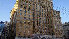Вид на жилой дом 49 по проспекту Мира, где 12 организаций, вкл. ресторан 'Брусника', Москва, 23.11.2016 г.