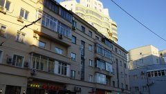 Вид на жилой дом 56с2 по проспекту Мира, где еще 6 организаций, вкл. 'Кафе Монтэ', Москва, 23.11.2016 г.