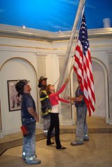 Работники музея Мадам Тюссо и я поднимаем американский флаг