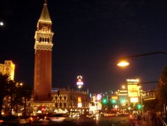 Лас Вегас, Стрип. Впереди казино, имитирующее Венецию