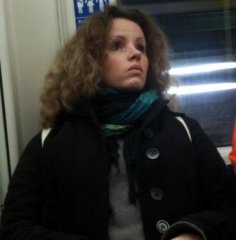 Девушка кукла в Лондонском метро