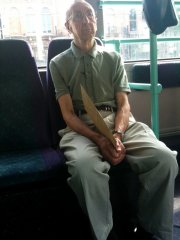 Старикан англичанин в автобусе