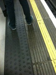 на платформе в метро