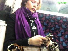 В метро после работы лондонцы слушают музыку