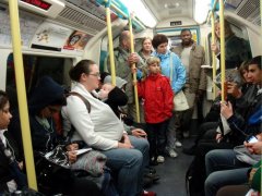 Мама с ребенком в метро. Лондон.Лето 2008