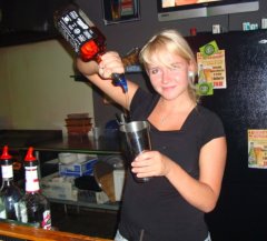 Работа в баре в качестве помощника бармена