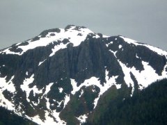 снежная скала на Аляске