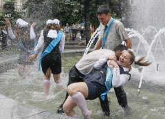 Украина. Киев. 24 мая. Во время традиционного купания киевских выпускников в фонтане на Майдане Незалежностиg