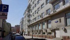 Вид на Петровский переулок с улицы Петровка, г. Москва 30.04.2017 г.