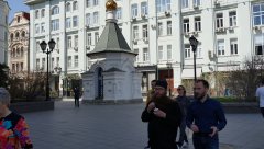 Минихрам и батюшка с мороженным, Столешников переулок, г. Москва 30.04.2017 г.