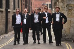 Пьяные бантики или выпускники Кембриджского университета 2017 8.jpg