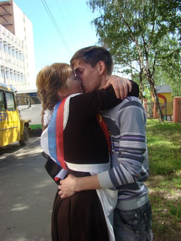 Лапаю одноклассников. Поцелуй школьников. Поцелуй на выпускном. Поцеловались в школе. Целуются в школе.