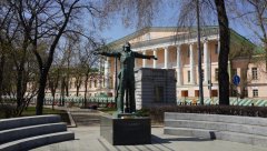 Памятник Высоцкому на Трубной площади на Петровском бульваре, г. Москва 30.04.2017 г..jpg