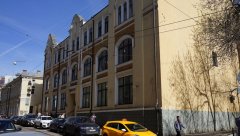 Старое жилое здание и банк, Москва, Большой Златоустинский переулок 1с6, 05.05.2017 г..JPG