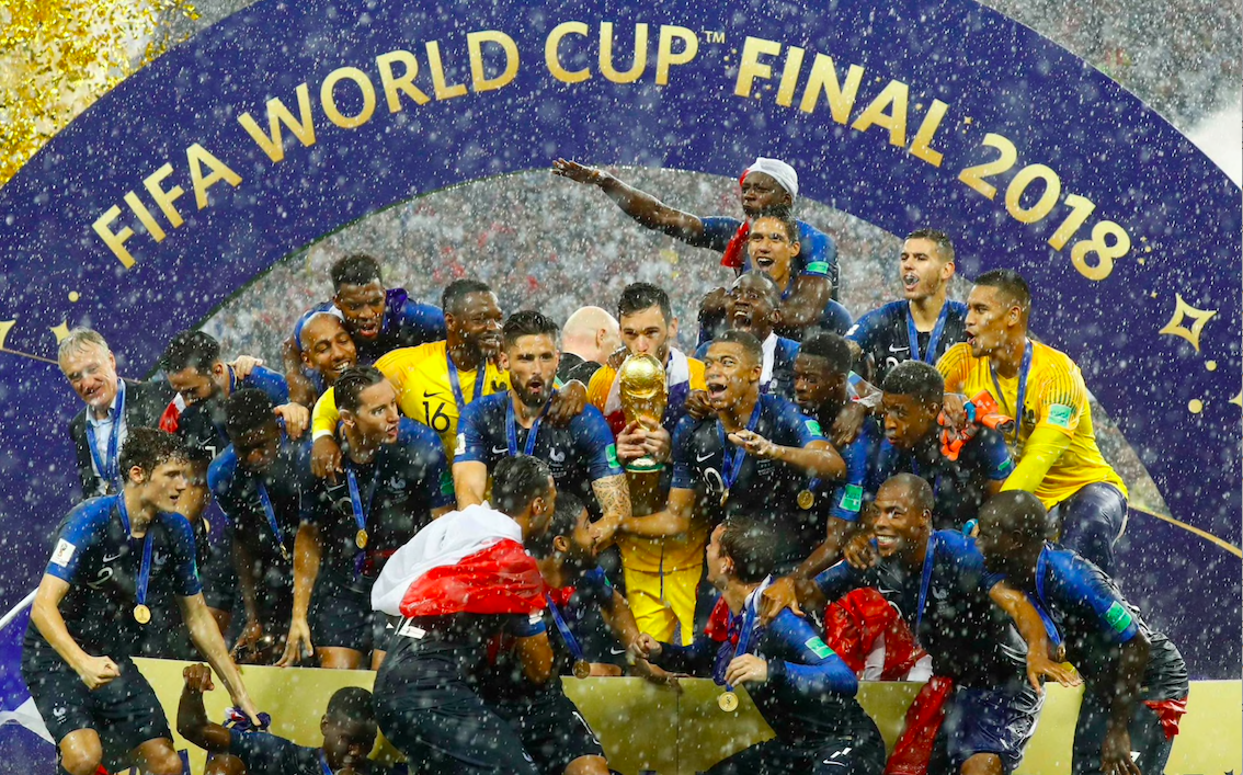 Франция выиграла финал чемпионата мира по футболу 2018 года в затаившем дыхание six-goal триллере против Хорватии.png