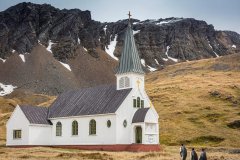 В мире животных - пингвины к воскресной службе в Norwegian church South Georgia.jpg