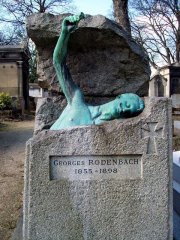 This is in Pere Lachaise Cemetery in Paris. Открыл крышку.JPG