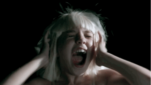 С разговорами больно кричит. Сиа австралийская певица. Sia певица Chandelier. Sia 1997. Сиа плачет.