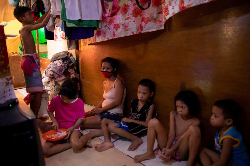 Philippines-poor-family.JPG