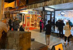 New Zealanders queued up outside hairdressers overnight-job-rospersonal-Mikhaylov-Evgeny-Matveevich-Immigration-Agent-Moscow.jpg