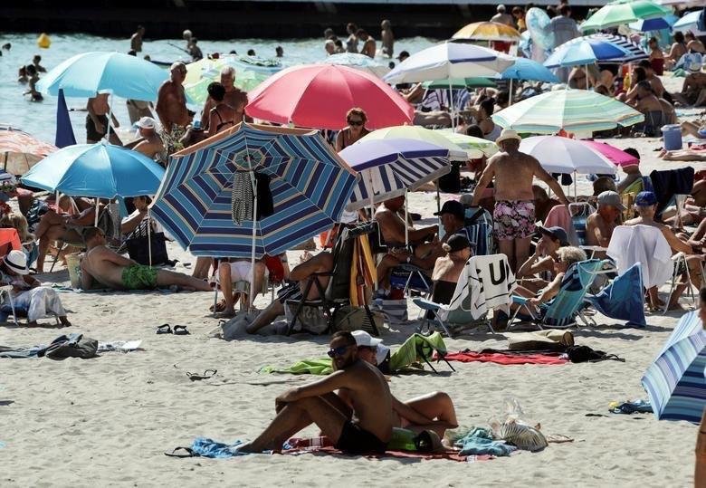 Люди наслаждаются солнечной и теплой погодой на пляже в Каннах, Франция.jpg