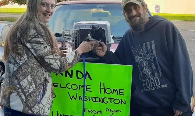 Christina and Josh Clevenger of Thurston County, Wash., reunite with their cat, Panda-visa-news-rospersonal-Mikhaylov-Evgeny-Matveevich-Immigration-Agent-Moscow.jpg