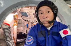 Japanese billionaire Maezawa returns from space with new business ideas-work-permit-visa-news-rospersonal-Mikhaylov-Evgeny-Matveevich-Immigration-Agent-Moscow-job.jpg