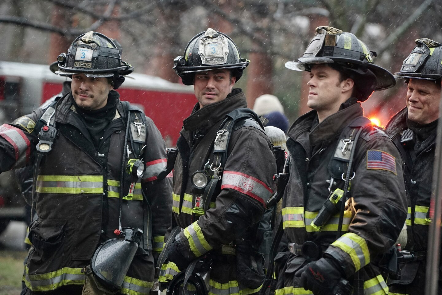 Что едят пожарники. Пожарные Чикаго боевка. Пожарные США. Форма американских пожарных. Форма пожарного в Америке.